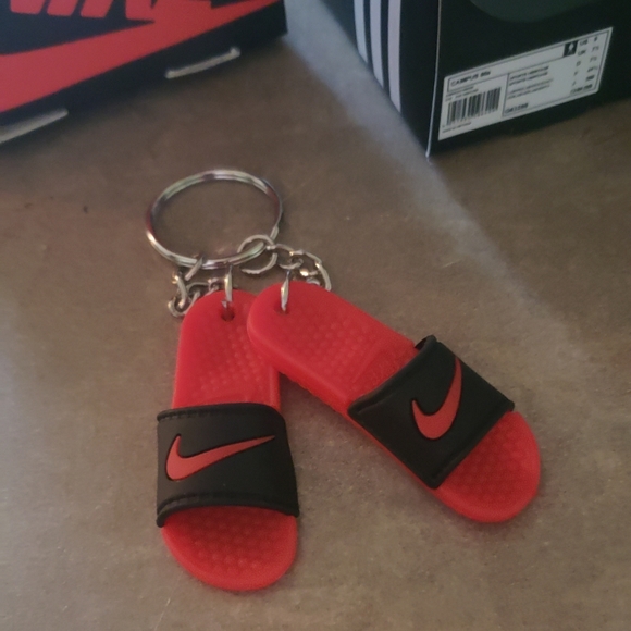 Nike Mini Flip Flop Keychain Red & Black - Picture 2 of 2